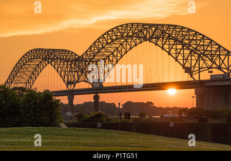 Hernando de Soto Bridge, a double-arch bridge spanning the Mississippi River between Memphis, TN and West Memphis, AR, at sunset. (USA) Stock Photo