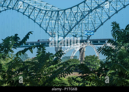 The Hernando de Soto Bridge is a double-arch bridge spanning the Mississippi River between Memphis, Tennessee and West Memphis, Arkansas. (USA) Stock Photo