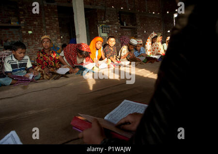 Students reading the Holy Quran at a maktab. Maktab an Arabic word meaning schools for teaching children in elementary Islamic subjects. Dhaka, Bangla Stock Photo