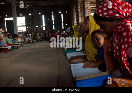 Students reading the Holy Quran at a maktab. Maktab an Arabic word meaning schools for teaching children in elementary Islamic subjects. Dhaka, Bangla Stock Photo