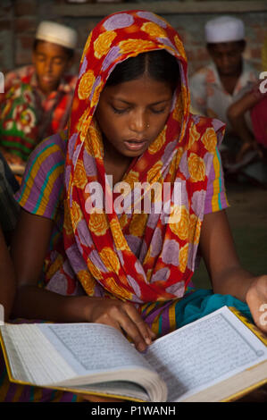 Students reading the Holy Quran at a maktab. Maktab an Arabic word meaning schools for teaching children in elementary Islamic subjects. Dhaka, Bangla Stock Photo