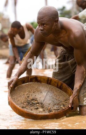 Original Film Title: BLOOD DIAMOND.  English Title: BLOOD DIAMOND.  Film Director: EDWARD ZWICK.  Year: 2006.  Stars: DJIMON HOUNSOU. Credit: WARNER BROS. PICTURES / BUITENDIJK, JAAP / Album Stock Photo