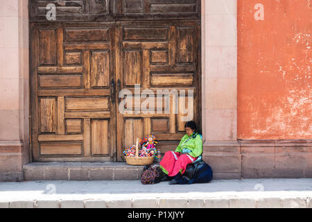 Mexican Indian woman selling dolls in San Miguel de Allende Stock Photo