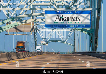 Welcome to Arkansas sign above I-40 on the Hernando de Soto Bridge over the Mississippi River between Memphis, TN and West Memphis, AR. (USA) Stock Photo