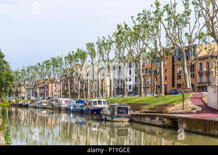 Narbonne, Occitanie region, southern France.  The Canal de la Robine which runs through the centre of the town. Stock Photo