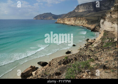 Sultanate of OMAN, DHOFAR, limestone cliffs dropping into the turquoise blue indian ocean at Fizayah west of SALALAH Stock Photo