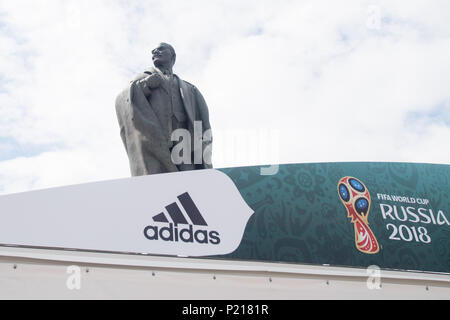Moscow, Russland. 13th June, 2018. A Lenin statue watches over the fan shop in front of the Lushniki Stadium, Feature, in general, Random motif, Football World Cup 2018 in Russia from 14.06. - 15.07.2018. | usage worldwide Credit: dpa/Alamy Live News Stock Photo