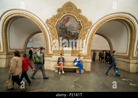 Moscow, Russland. 13th June, 2018. Platform of a metro with people, cityscape, Football World Cup 2018 in Russia from 14.06. - 15.07.2018. | usage worldwide Credit: dpa/Alamy Live News Stock Photo