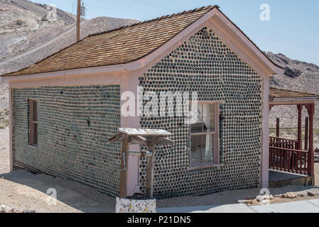 Tom Kelly's Bottle house in Rhyolite historic gold mining ghost town ...