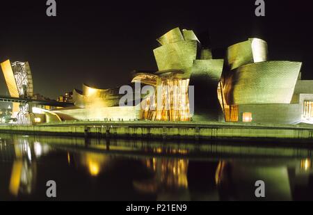Museo Guggenheim junto a la ría de Bilbao; espectacular diseño arquitectonico. Stock Photo