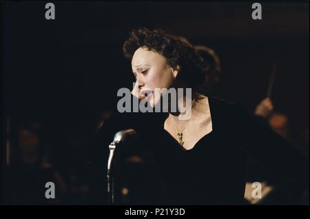 Original Film Title: LA MOME.  English Title: THE LIFE STORY OF SINGER EDITH PIAF.  Film Director: OLIVIER DAHAN.  Year: 2007.  Stars: MARION COTILLARD. Credit: LEGENDE/TF1 INTERNATIONAL/TF1 FILMS PRODUCTIONS/SONGBIRD PIC / Album Stock Photo