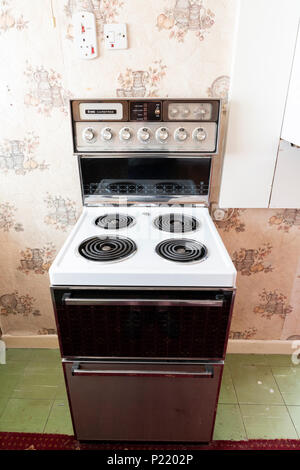 https://l450v.alamy.com/450v/p2202p/mid-century-creda-carefree-freestanding-electric-cooker-in-an-old-fashioned-kitchen-p2202p.jpg