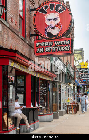 Memphis, Tennessee - The Pork with an Attitude restaurant on Beale Street, where restaurants and blues clubs lure tourists. Stock Photo