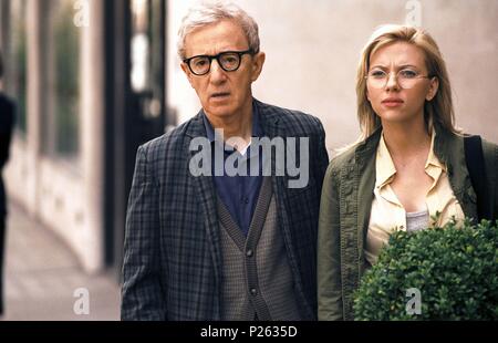 Original Film Title: SCOOP.  English Title: SCOOP.  Film Director: WOODY ALLEN.  Year: 2006.  Stars: SCARLETT JOHANSSON; WOODY ALLEN. Credit: BBC FILMS/INGENIOUS FILM PARTNERS/INGENIOUS MEDIA/JELLY ROLL / Album Stock Photo