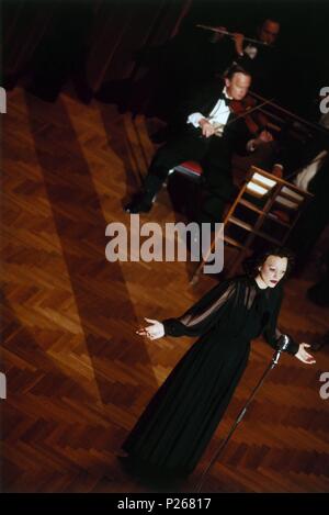 Original Film Title: LA MOME.  English Title: THE LIFE STORY OF SINGER EDITH PIAF.  Film Director: OLIVIER DAHAN.  Year: 2007.  Stars: MARION COTILLARD. Credit: LEGENDE/TF1 INTERNATIONAL/TF1 FILMS PRODUCTIONS/SONGBIRD PIC / Album Stock Photo