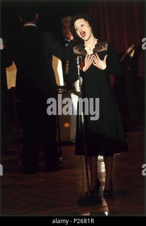 Original Film Title: LA MOME.  English Title: THE LIFE STORY OF SINGER EDITH PIAF.  Film Director: OLIVIER DAHAN.  Year: 2007.  Stars: MARION COTILLARD. Credit: LEGENDE/TF1 INTERNATIONAL/TF1 FILMS PRODUCTIONS/SONGBIRD PIC / Album Stock Photo