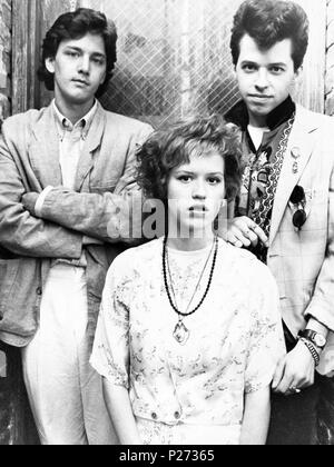 Original Film Title: PRETTY IN PINK.  English Title: PRETTY IN PINK.  Film Director: HOWARD DEUTCH.  Year: 1986.  Stars: MOLLY RINGWALD; ANDREW MCCARTHY; JON CRYER. Credit: PARAMOUNT PICTURES / Album Stock Photo
