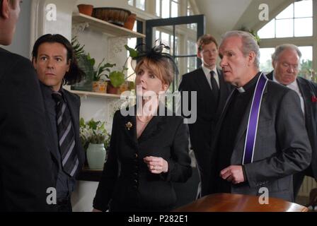 Original Film Title: DEATH AT A FUNERAL.  English Title: DEATH AT A FUNERAL.  Film Director: FRANK OZ.  Year: 2007.  Stars: RUPERT GRAVES; JANE ASHER; THOMAS WHEATLEY. Credit: SIDNEY KIMMEL ENTERTAINMENT / Album Stock Photo