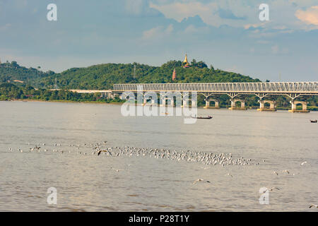 Mawlamyine (Mawlamyaing, Moulmein), Thanlwin Bridge, Thanlwin (Salween) River, road and railway bridge, fishing boat, Mottama bank, Mon State, Myanmar (Burma) Stock Photo
