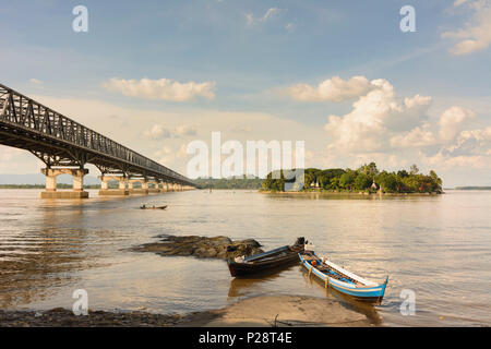 Mawlamyine (Mawlamyaing, Moulmein), Thanlwin Bridge, Thanlwin (Salween) River, road and railway bridge, boats, Mon State, Myanmar (Burma) Stock Photo