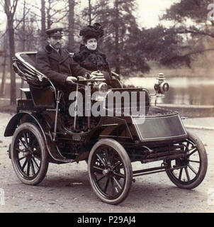 [Collection Jules Beau. Photographie sportive] : T. 12. Années 1899 et 1900 / Jules Beau [Collection Jules Beau. Photographie sportive] : T. 12. Années 1899 et 1900 / Jules Beau : F. 40. [Sur la côte de Saint-Barbe, Gaillon, 11 novembre 1900]; 196 Mr et Mme Léon Serpollet (1900) Stock Photo