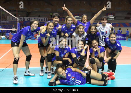 Eboli Italy 13th June 18 Match Volley Female Brazil Vs Thailand Fivb Volleyball Nations League Women 18 In Eboli Salerno Southern Italy Final Result Brazil Vs Thailand 3 1 25 16 25 22 18 25 25 13 In Picture Team Of Thailand Credit