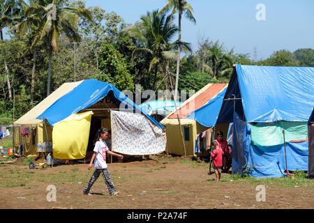 Philippine IDP refugees from Marawi in a tent city supported by DUYONG-Marawi near Baloi, Mindanao Island, Philippines - Philippinische Binnenflüchtlinge (IDP) aus Marawi in einer von DUYONG-Marawi unterstützten Zeltstadt bei Baloi, Insel Mindanao, Philippinen Stock Photo