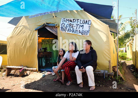 Philippine IDP refugees from Marawi in a tent city supported by DUYONG-Marawi near Baloi, Mindanao Island, Philippines - Philippinische Binnenflüchtlinge (IDP) aus Marawi in einer von DUYONG-Marawi unterstützten Zeltstadt bei Baloi, Insel Mindanao, Philippinen Stock Photo