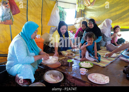 Philippine IDP refugees from Marawi in a tent city supported by DUYONG-Marawi near Baloi, Mindanao Island, Philippines - Philippinische Binnenflüchtlinge (IDP) aus Marawi in einer von DUYONG-Marawi unterstützten Zeltstadt bei Baloi, Insel Mindanao, Philippinen Stock Photo