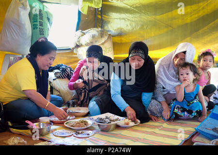 Philippine IDP refugees from Marawi in a tent city supported by DUYONG-Marawi near Baloi, Mindanao Island, Philippines - Philippinische Binnenflüchtlinge (IDP) aus Marawi in einer von DUYONG-Marawi unterstützten Zeltstadt bei Baloi, Insel Mindanao, Philippinen Stock Photo