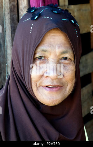 Philippine IDP refugee from Marawi in a tent city supported by DUYONG-Marawi near Baloi, Mindanao Island, Philippines - Philippinische Binnenflüchtlinge (IDP) aus Marawi in einer von DUYONG-Marawi unterstützten Zeltstadt bei Baloi, Insel Mindanao, Philippinen Stock Photo