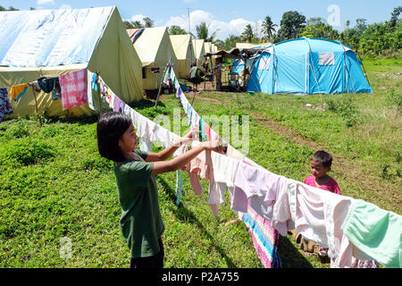 Philippine IDP refugees from Marawi in a tent city supported by DUYONG-Marawi near Baloi, Mindanao Island, Philippines - Philippinische Binnenflüchtlinge (IDP) aus Marawi in einer von DUYONG-Marawi unterstützten Zeltstadt bei Baloi, Insel Mindanao, Philippinen Stock Photo