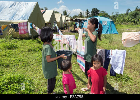 Philippine IDP refugees from Marawi in a tent city supported by DUYONG-Marawi near Baloi, Mindanao Island, Philippines - Philippinische Binnenflüchtlinge (IDP) aus Marawi in einer von DUYONG-Marawi unterstützten Zeltstadt bei Baloi, Insel Mindanao, Philippinen Stock Photo