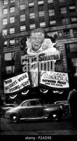 Outside the Paramount Theater of New York, 1944. Frank Sinatra perform. Stock Photo