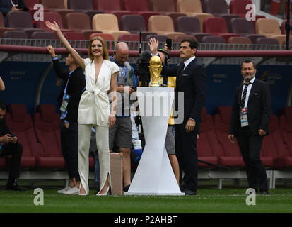 Iker Casillas, Russian supermodel parade World Cup trophy at