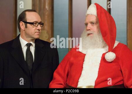 Original Film Title: FRED CLAUS.  English Title: FRED CLAUS.  Film Director: DAVID DOBKIN.  Year: 2007.  Stars: PAUL GIAMATTI; KEVIN SPACEY. Credit: WARNER BROS. PICTURES/SILVER PICTURES/DAVID DOBKIN PROD./ / BUITENDIJK, JAAP / Album Stock Photo