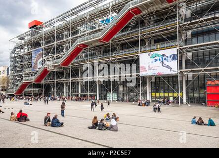 France, Paris, Les Halles district, Centre Georges Pompidou or Centre Beaubourg designed by the architects Renzo Piano, Richard Rogers and Gianfranco Franchini Stock Photo
