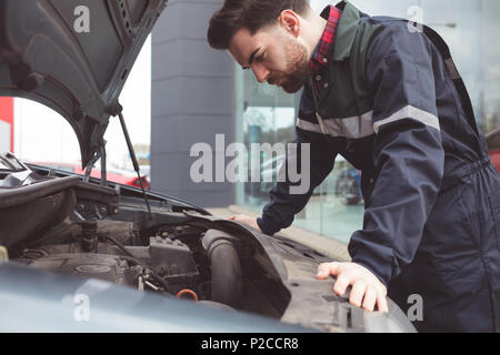 Male mechanic servicing car Stock Photo
