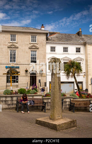 UK, Cornwall, Liskeard, The Parade, Celtic cross opposite Henry Rice designed Barclays Bank Stock Photo