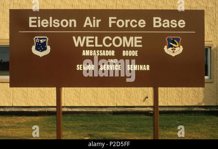 . English: Sign at Eielson Air Force Base, Alaska, welcoming William Bodde, Jr. and the other members of the Senior Seminar. The group toured Alaska to inspect oilfield facilities. 17 September 1989. ARLIS Reference 17 EAFB Welcomes Ambassador Bodde Stock Photo
