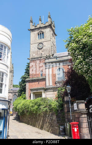 Looking up Fish Street in Shrewsbury towards St Julian's Detached Churchyard and church Stock Photo