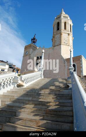 La Iglesia de San Bartolomé y Santa Tecla, patrona de Sitges, situada en la Plaza del Ayuntamiento, en el lugar conocido como Baluart, al final del Paseo de la Ribera. Stock Photo