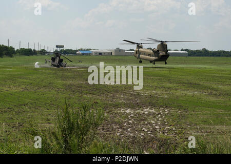 Texas Guardsmen conduct recovery operations of an AH-64D Apache ...