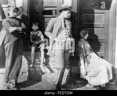 . English: The Salvation Hunters (film) 1925. Josef von Sternberg, director L-R: Geroge K. Arthur, Bruce Guerin, Otto Matiesen, Georgia Hale. Academy Pictures/United Artists. 1925. Academy Pictures/United Artists, Josef von Sternberg 62 The Salvation Hunters (film) 1925 Josef von Sternberg, director L-R, Geroge K. Arthur, Bruce Guerin, Otto Matiesen, Georgia Hale Stock Photo