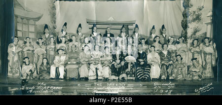 . English: The cast of the Gilbert and Sullivan operetta, 'The Mikado', Toronto Light Opera Association, 1947 . 24 December 2012, 22:31:52. E. Mackintosh, photographer, Toronto, Ontario, Canada 34 Mikado-1947-Dec-4-5-Toronto-Light-Opera-Association-Cast-Photo Stock Photo