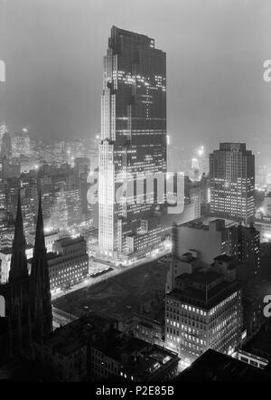 . English: 'New York City views. Rockefeller Center and RCA Building from 515 Madison Ave. In 2004, the Library contracted with Chicago Albumen Works to preserve this deteriorating acetate negative by removing and relaxing the emulsion layer (the pellicle) and producing duplicate negatives and digital files.' This image is a digital file from 5×7' pellicle acetate negative. 5 December 1933. Samuel Herman Gottscho; restored by Michel Vuijlsteke 49 Rockefeller Center, December 1933 Stock Photo