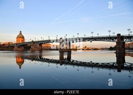 France, Haute Garonne, Toulouse, Garonne banks, Saint Pierre bridge and dome of Saint Joseph de la Grave Hospital Stock Photo
