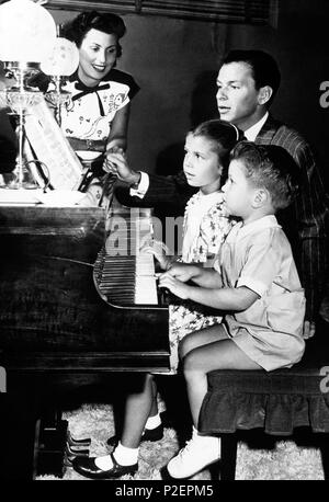 Stars: FRANK SINATRA; NANCY SINATRA Stock Photo - Alamy