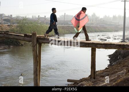 Original Film Title: THE KITE RUNNER.  English Title: THE KITE RUNNER.  Film Director: MARC FORSTER.  Year: 2007.  Stars: ZEKERIA EBRAHIMI; AHMAD KHAN MAHMIDZADA. Credit: DREAMWORKS SKG/MACDONALD/PARKES PROD./NEAL STREET PROD./ / Album Stock Photo