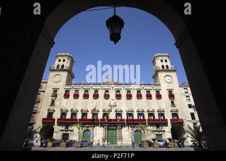 SPAIN - Valencia autonomous region - L'Alacantí (district) - Alicante. Alicante (capital); Plaza del Ayuntamiento y edificio edilicio (barroco, siglo XVIII). Stock Photo